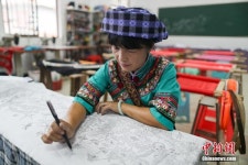 구이저우 왕모현: 포의족 여성 자수 작품…‘부자의 길’로 인도