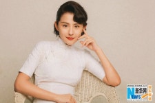 치파오 입고 민국시기로 돌아간 ‘러이자’, 동양미인 매력 발산