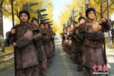 ‘진나라 용사’들의 간쑤 톈수이 길거리 ‘퍼레이드’