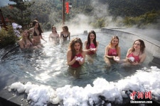 추운 겨울 비키니 미녀들의 반란, 중국 리양 야외 온천 인기