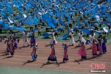 화려한 시짱 라싸시 제1회 운동회 및 민족전통운동회 개막식 현장