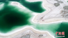 중국 칭하이, 짙푸른 비취빛 감도는 호숫가