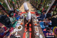 중국 계림에 등장한 아찔한 공중 식당, 해외 관광객 몰이