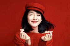 왕즈 2019 새해 콘셉트 화보 공개…매력적인 반달눈 미소 