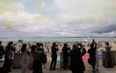 中 81 곡예비행팀, 빗속 이륙…싱가포르 에어쇼 개막식서 고난도 곡예비행 선보여