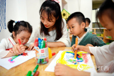 향낭 만들기, 룽저우 그리기…장시 유치원 선생님과 학생들의 즐거운 단오 맞이