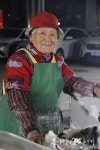30년간 노점상 운영한 96세 할머니, 그녀의 솔직하고 대범한 인생 철학