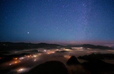 [포토] 윈난 닝얼, 별빛 하늘과 운해 일출이 어우러진 아름다운 풍경