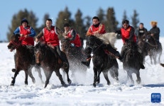 전통 스포츠와 민속놀이 즐기는 中 신장 주민들
