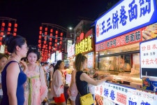 허난 뤄양, 고금이 어우러진 새로운 매력…여름방학 관광 열기