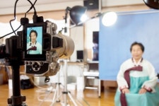 올림푸스한국, ‘블루리본’으로 어르신에게 ‘파란미소’를