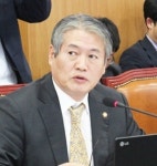 “정진엽 후보자 간납사 ‘이지메디컴’ 주식 부적절”