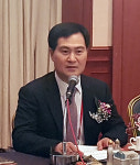 밖으로는 정책 제안, 안으론 자정 안과 눈길