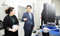 류영진 식약처장, 보건용 마스크 시험검사기관 방문