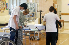 초고령사회 일본 지역병원 위기 노인홈까지 해도 적자
