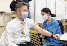 서울대병원 의료진 8천명 코로나 백신 접종 시작