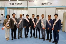   [포토뉴스] 대구펫쇼에서 수의사 체험하는 어린이들  