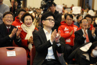 [포토] 박수치는 한동훈 비대위원장