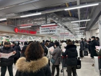[르포] 입구부터 맛있는 냄새 ‘솔솔’…롯데마트 천호점, 오픈 첫날부터 ‘북적’
