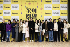 [B그라운드]연극 ‘꽃의 비밀’ 장진 작‧연출 “조금은 너그럽게, 달라도 코미디 안에서는 하나의 공동 운명체!”