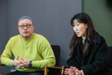 [비바100] 연극 ‘동백당: 빵집의 사람들’ 진주 작가, 김희영 연출 “모두에게 소중한 삶, 살아 숨 쉬는 빵 반죽처럼”