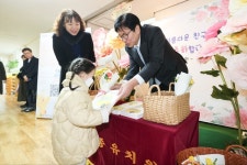 도성훈 인천시교육감,‘책날개 입학식’ 신입생에게 책 한 권으로 축하