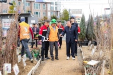 함안군수, 나무시장 방문… 관계자 격려