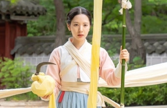 ‘귀궁’ 김지연, 단아한 한복 자태…‘동갑케미’ 육성재와 찰떡 케미