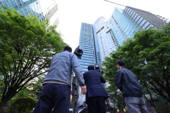 검찰, 윤 전 대통령 부부 사저 압수수색…건진법사 의혹 관련
