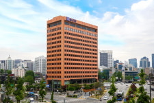 [포토] 새 CI로 간판 교체한 충정로 종근당 본사