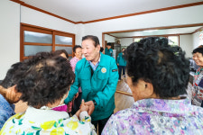조근제 함안군수, 폭염 속 군민 안전 위한 무더위쉼터 점검