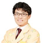 [명의칼럼] 눈 깜빡·코 킁킁·머리 흔들… 아이가 보내는 ‘틱’ 신호일수도