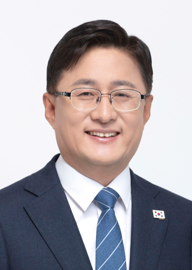 한국 환경부 장관 김성환, 탄소 중립화 강조와 전기차 보조금 확대로 탈탄소화 추진 중