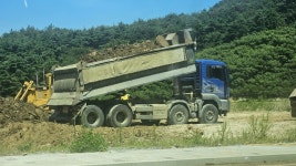 “조성 끝난 땅에 또 흙 쏟아붓기”… LH 사송지구 되메우기 공사, 성과 쌓으려 흙 쌓나?
