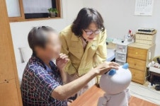 수원시 영통구보건소, 감성교감로봇 설치된 가정 방문