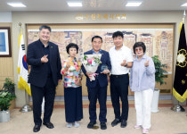 수원특례시의회 이재식 의장, 미영아파트 입주민 감사패 수여