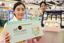 [포토]농협유통 하나로마트, “쌀쌀한 환절기 건강에 좋은 양곡 선물 추천해요”