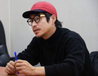 [비바100]20년 동안 연극을 한다는 것, 극공작소 마방진 고선웅 예술감독 “시대와 발 맞춰 물 흐르듯! 연극은 잘못이 없어요”