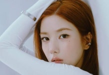 권은비, 접촉사고로 팬사인회 취소…“부상 없어, 이번주 일정 진행”