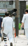 망가진 신호등··· 불안한 건널목