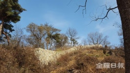 싸목싸목 산성길 오르니 지킴바위 행운 주시네