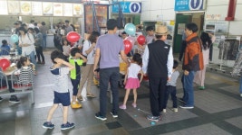 도로공사 여산휴게소 어린이에게 풍선 무료 제공