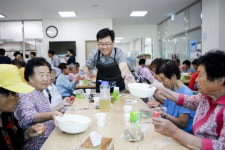 장수군, 지역 어르신 복달음 닭죽 행사 마련