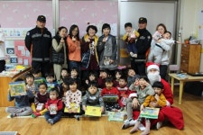 김제소방서 산타소방관 아이들에게 선물 저달