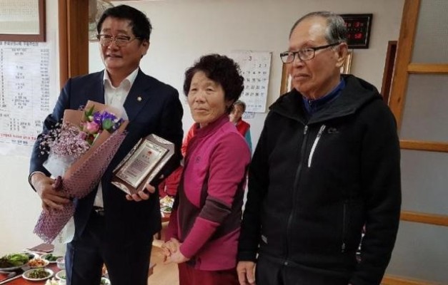 김제시의회 유진우 의원 감사패 | 포토뉴스