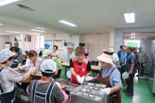 롯데몰 군산점, 경로식당 봉사활동 훈훈
