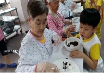 익산 백세요양원 어르신들, 리라유치원 원생들과 추석 송편 만들기 행사 펼쳐