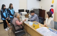 한국농어촌공사 동진지사 사랑의 돋보기 전달