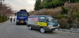 군산시내 화물차 불법주차 대형사고 위협