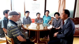 군산 삼학동 직원들, 수박 들고 경로당 위문